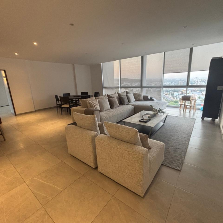 Departamento moderno de lujo en Lomas del Tecnológico, San Luis Potosí, SLP - Estancia principal con vistas panorámicas.