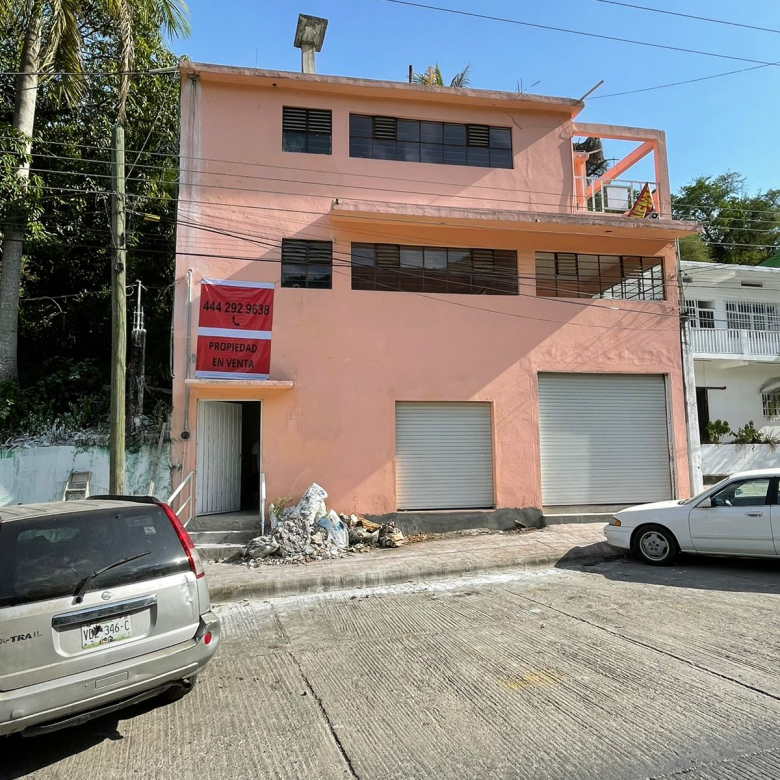 Casa de 3.5 niveles con local comercial en venta sobre Blvd. 20 de Noviembre, Tamazunchale, SLP.