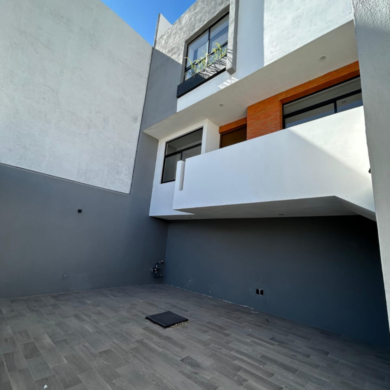 Fachada moderna de casa en venta en Villa Magna 2da Sección, San Luis Potosí, ubicada cerca de Anillo Periférico.