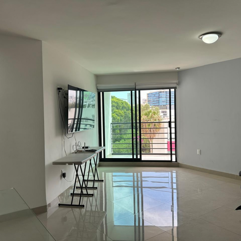 Departamento en Venta en Colonia Garita sobre Avenida Himalaya, San Luis Potosí - Interior de estancia y cocina equipada.