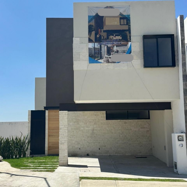 Fachada moderna de casa en venta en San Ángel IV, SLP, con acabados de lujo y cochera techada para 2 autos.