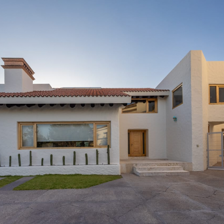 Fachada de residencia de lujo en Lomas Tercera Sección, San Luis Potosí, SLP.