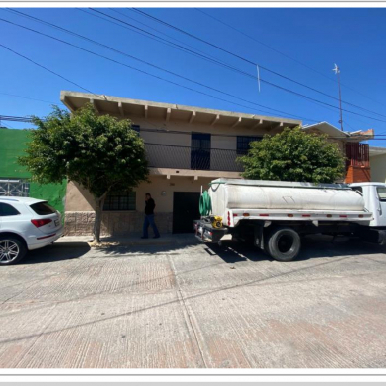 Casa de dos niveles con cochera cerrada en Colonia San Antonio, Soledad de Graciano Sánchez, SLP - Fachada con portón.