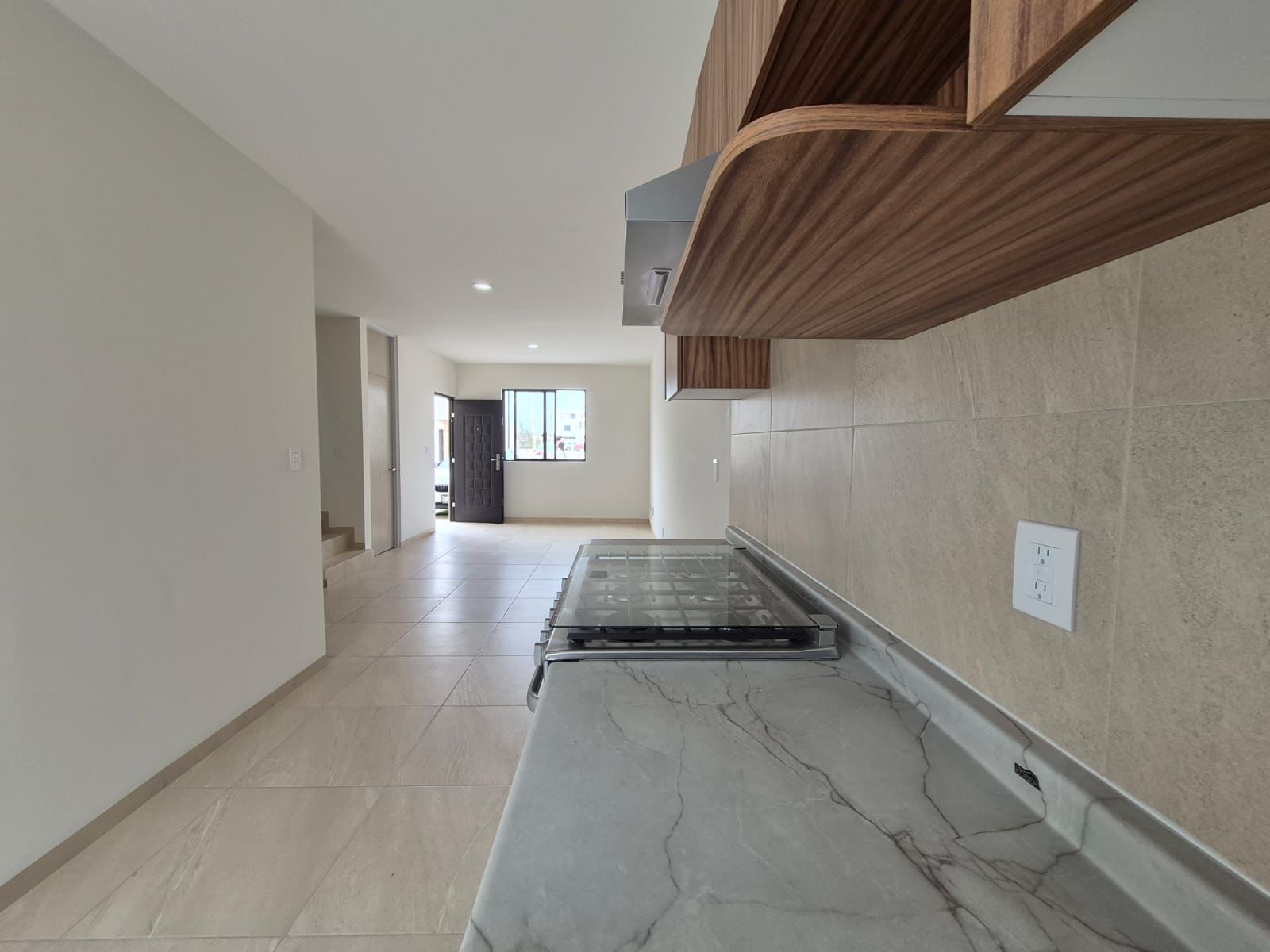 Casa nueva en coto Puerta Natura, San Luis Potosí. 2 recámaras con baño, estudio, cocina integral, cajón 2 autos. Renta $11,500 (mantenimiento incluido).
