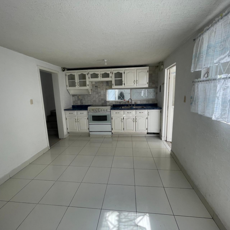 Casa de dos niveles en venta en Colonia del Valle, San Luis Potosí, SLP - Fachada principal con cochera.