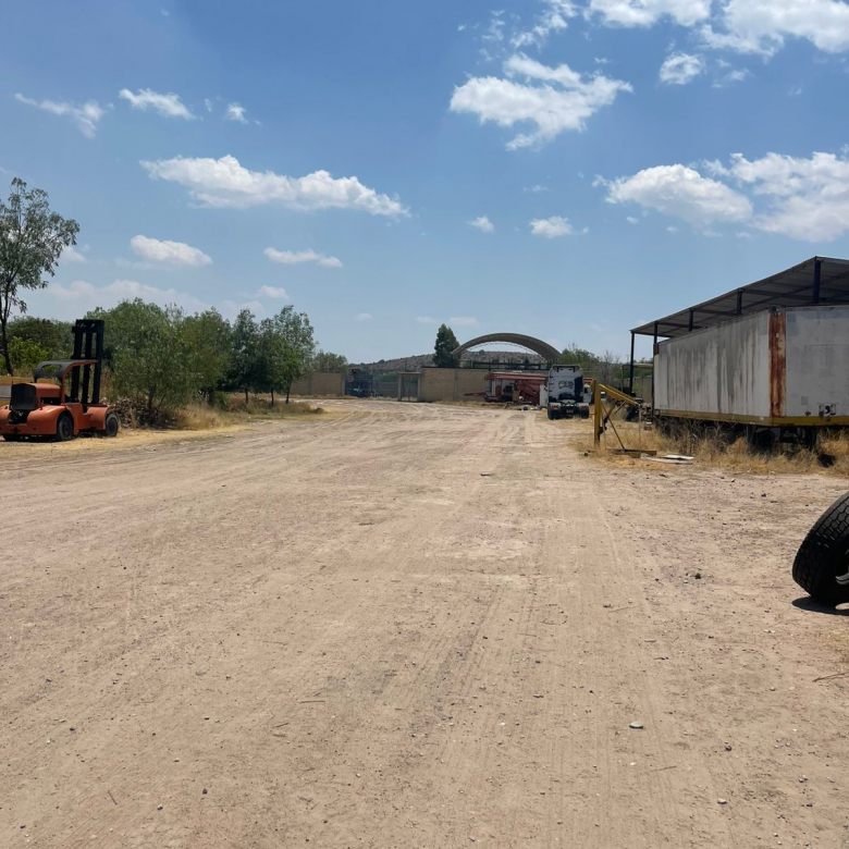 Terreno industrial en El Aguaje, San Luis Potosí, SLP - Vista de barda perimetral y firmes techados.