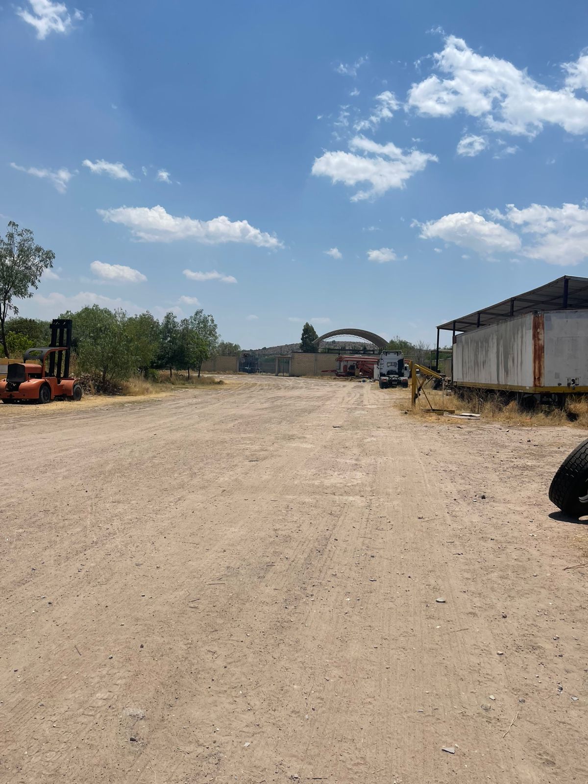 Terreno industrial en El Aguaje, San Luis Potosí, SLP - Vista de barda perimetral y firmes techados.