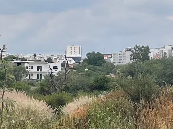 Vista aérea del terreno en venta en Capulines, San Luis Potosí — 4,084.84 m², escritura pública y servicios a pie de calle.