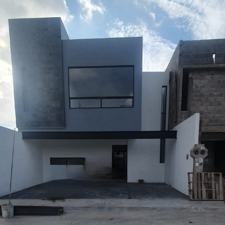 Casa moderna en venta en Altanna Residencial, San Luis Potosí, SLP - Fachada con cochera para 2 autos y acabados de lujo.