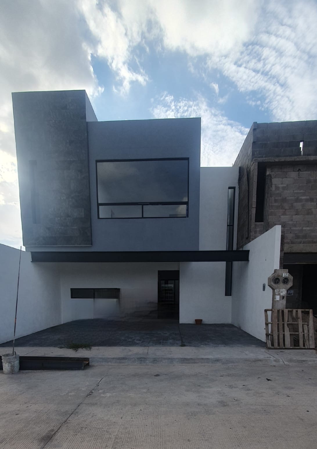 Fachada frontal de casa en Altanna Residencial, San Luis Potosí — cochera 2 autos y cocina con barra de granito.