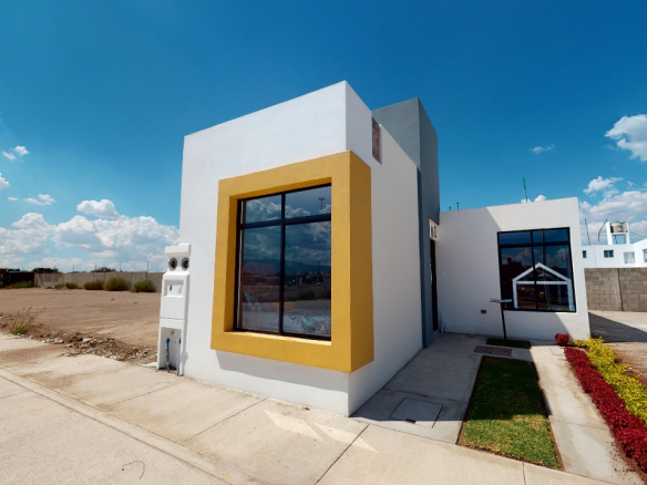 Fachada de casa modelo Celebra en Fracc. Rinconada La Viña, Pozos, SLP — 3 recámaras, jardín y 1 cocheras.