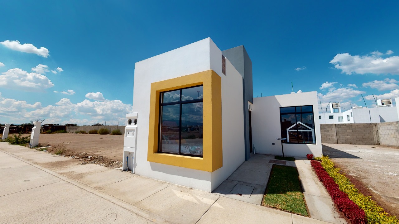 Fachada de casa modelo Celebra en Fracc. Rinconada La Viña, Pozos, SLP — 3 recámaras, jardín y 1 cocheras.