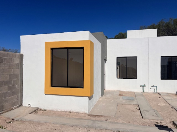 Fachada frontal de casa Modelo Marquéz 2R en Fracc. Residencial Mayorazgo — 2 recámaras, 1 baño, cochera y patio (Los Gomez, Soledad de Graciano Sánchez, SLP).