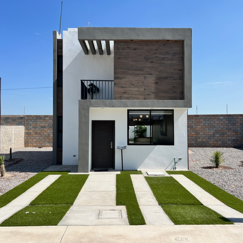 Fachada de la casa modelo CONFORT Deluxe en Fracc. Rambla San Blas, Pozos, SLP — vista frontal con jardín y alberca.