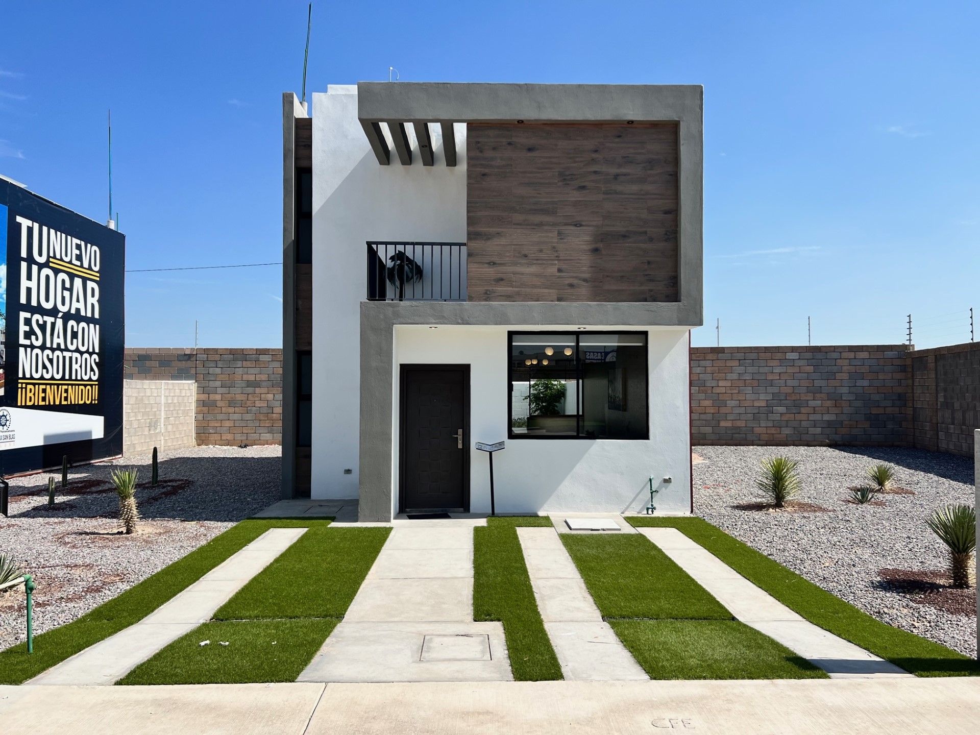 1 Fachada de la casa modelo CONFORT Deluxe en Fracc. Rambla San Blas, Pozos, SLP — vista frontal con jardín y alberca.