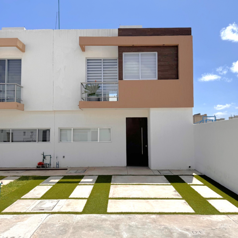 Fachada de la casa modelo Syrah en Fraccionamiento La Viña, Pozos — 3 recámaras, jardín y terraza.