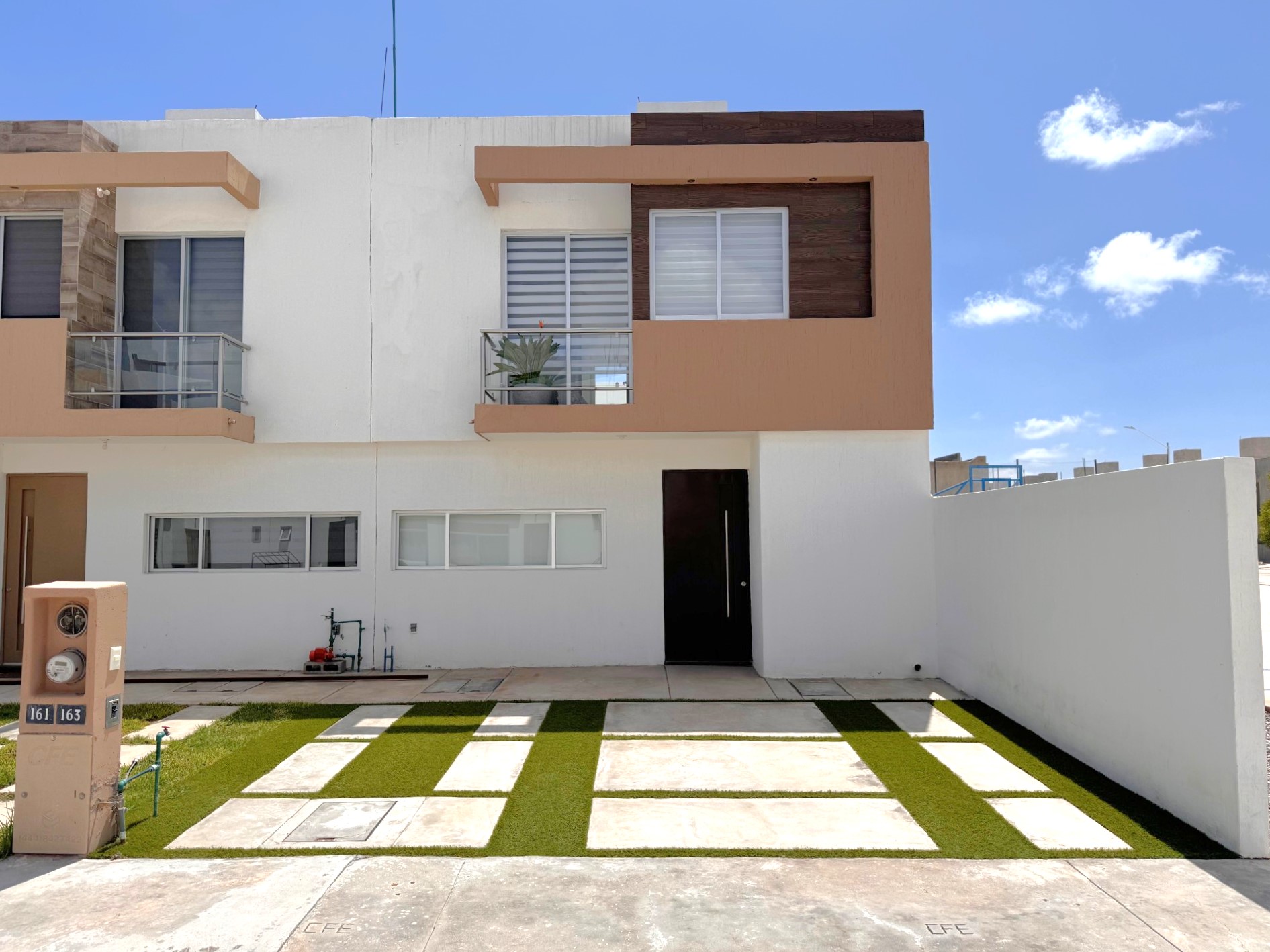 Fachada de la casa modelo Syrah en Fraccionamiento La Viña, Pozos — 3 recámaras, jardín y terraza.