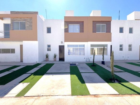 Fachada de la casa modelo MALBEC 4R en Fracc. Pozo de Luna, Pozos SLP; 2 pisos, jardín y entrada principal.