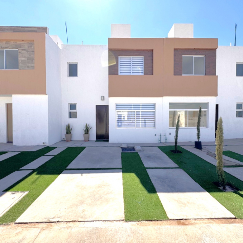 Fachada de la casa modelo MALBEC 4R en Fracc. Pozo de Luna, Pozos SLP; 2 pisos, jardín y entrada principal.