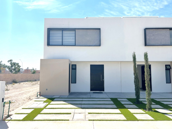 Fachada de casa modelo Premium en Privada Rambla del Mar, San Luis Potosí — 3 recámaras, 2 baños y cochera doble.