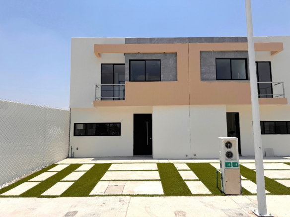 Casa modelo Merlot en venta en San Luis Potosí, fachada principal en privada Rambla del Mar con cochera para dos autos y diseño moderno.