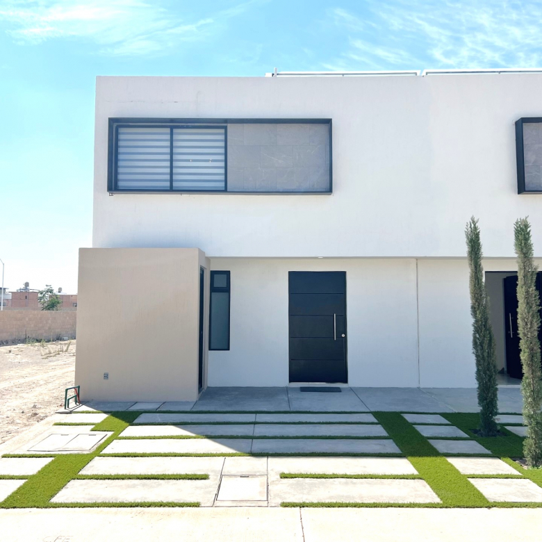 Fachada de casa modelo Premium en Privada Rambla del Mar, San Luis Potosí — 3 recámaras, 2 baños y cochera doble.