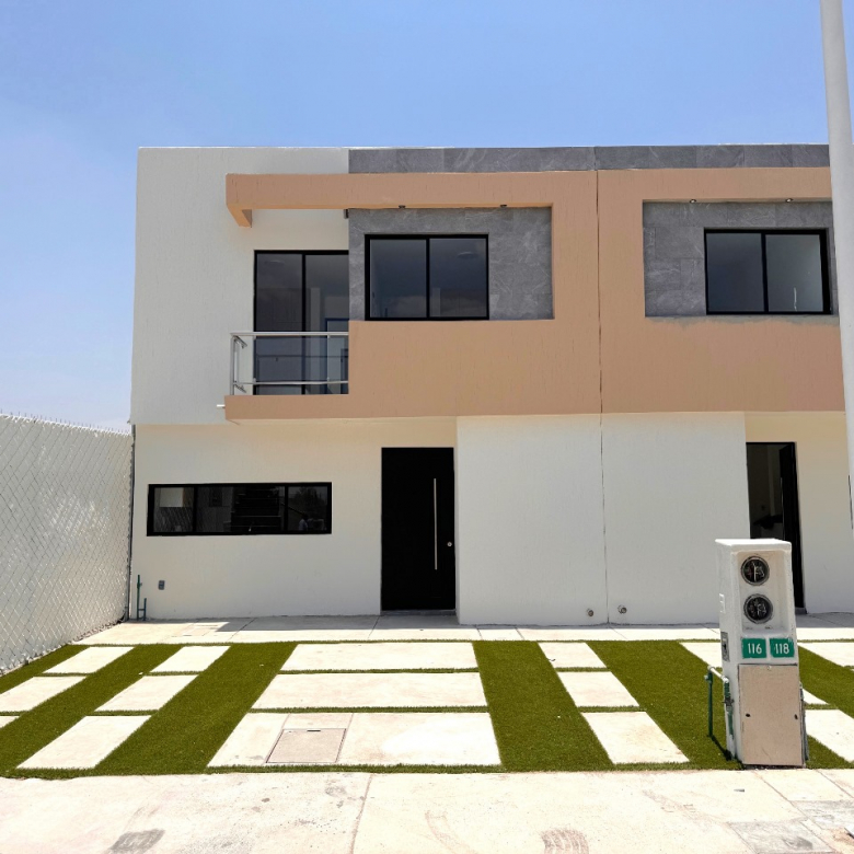 Casa modelo Merlot en venta en San Luis Potosí, fachada principal en privada Rambla del Mar con cochera para dos autos y diseño moderno.