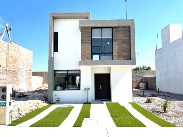 Fachada frontal de la casa modelo Premier en Fracc. Provenza, Pozos SLP — 3 recámaras, 2.5 baños y 2 cocheras.