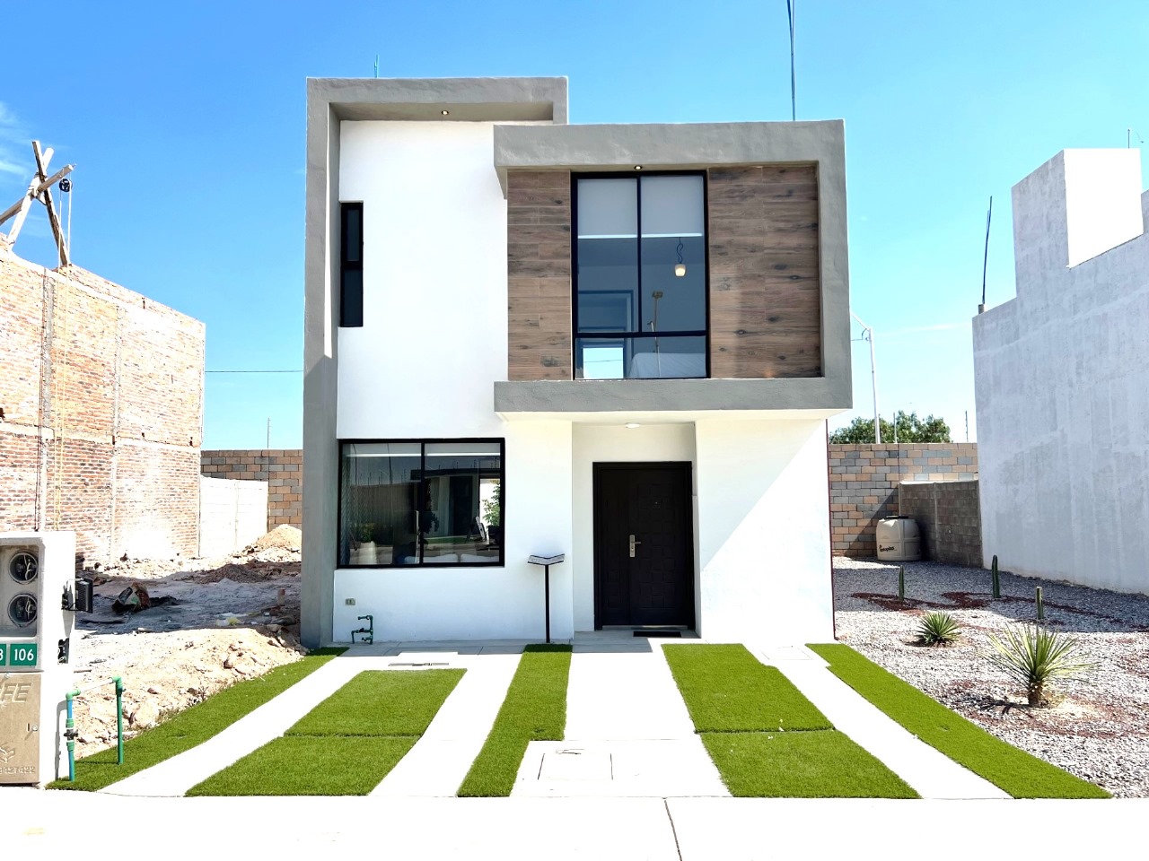 10 Fachada frontal de la casa modelo Premier en Fracc. Provenza, Pozos SLP — 3 recámaras, 2.5 baños y 2 cocheras.
