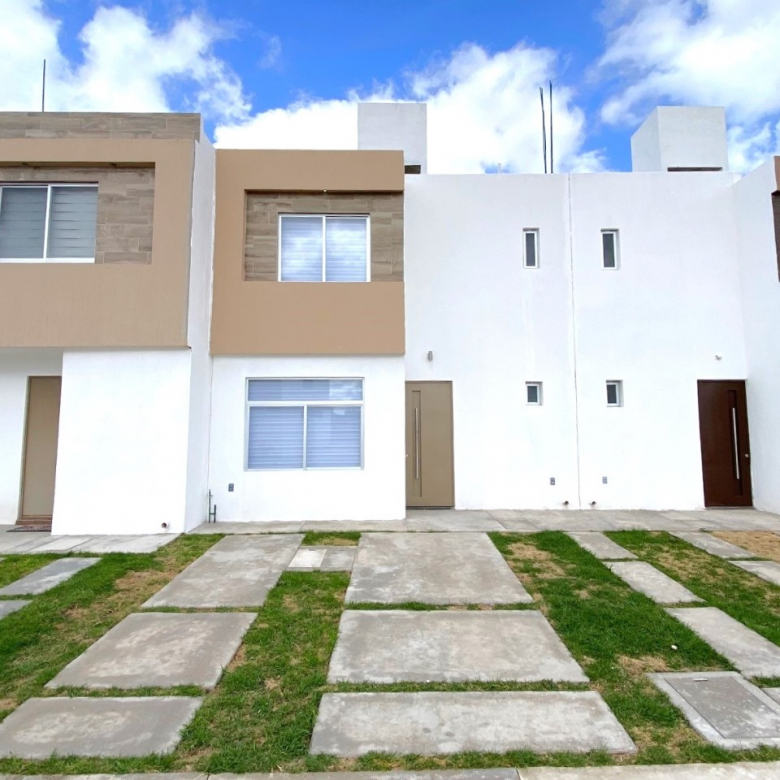 Fachada del modelo MALBEC 3R en Fraccionamiento Pozo de Luna, Pozos SLP — casa de 2 pisos y 3 recámaras.