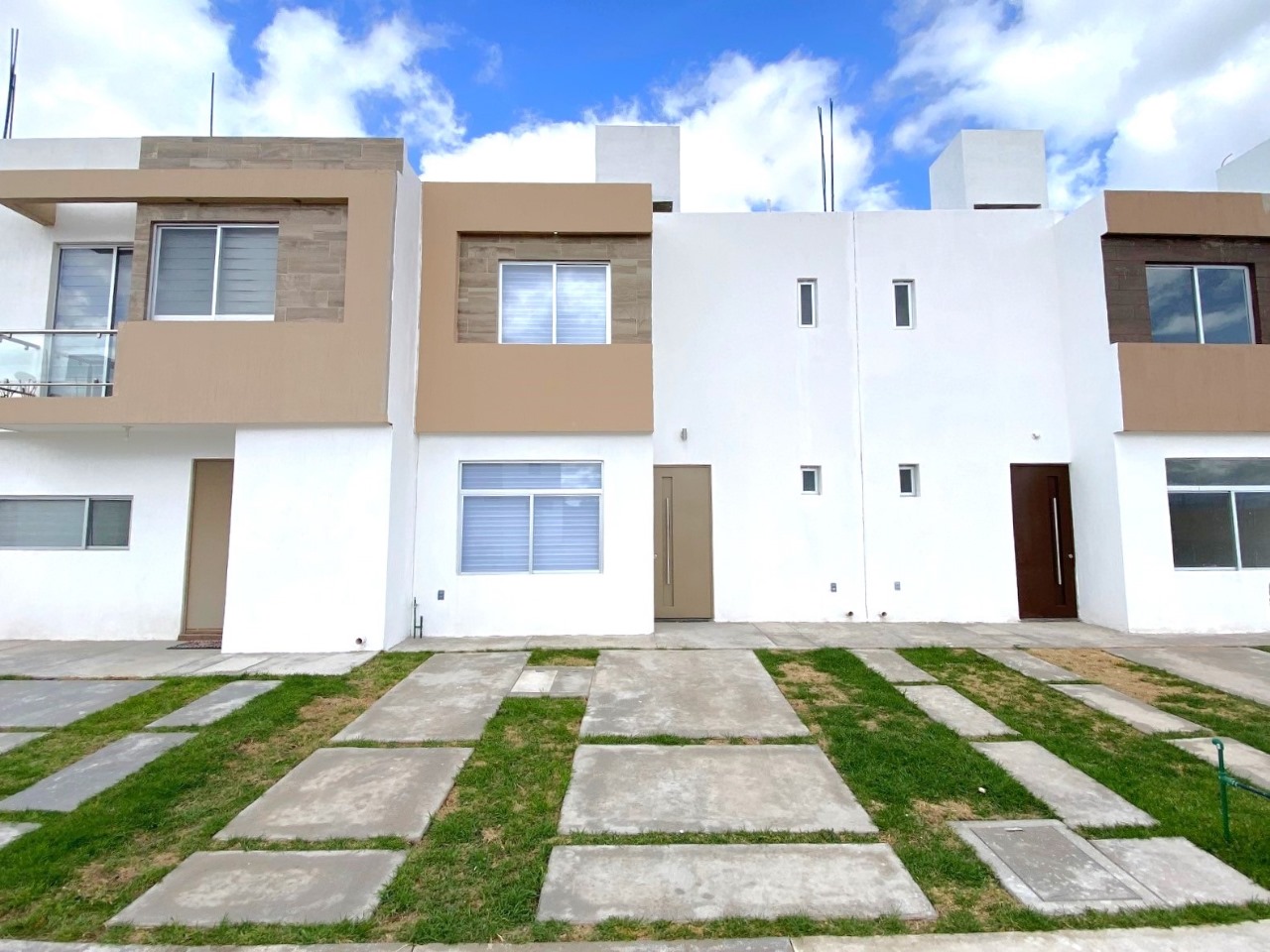 Fachada del modelo MALBEC 3R en Fraccionamiento Pozo de Luna, Pozos SLP — casa de 2 pisos y 3 recámaras.