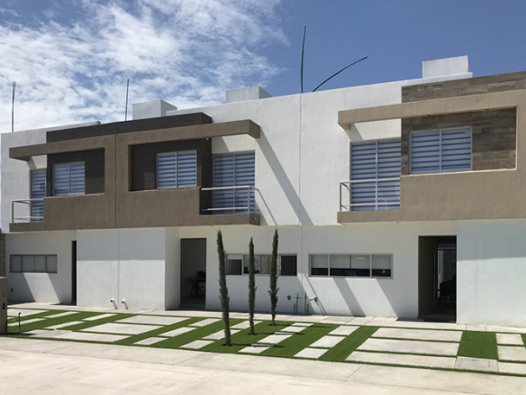 Fachada de la Casa Modelo Syrah en Fraccionamiento Pozo de Luna, Pozos — 3 recámaras, 2 baños, 2 cocheras (98 m² construcción / 102 m² terreno).