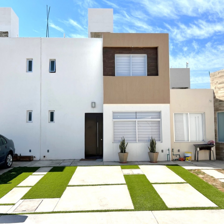 Fachada frontal de casa modelo MALBEC 2R en Pozo de Luna, Pozos, SLP (2 recámaras, patio y 2 cocheras)