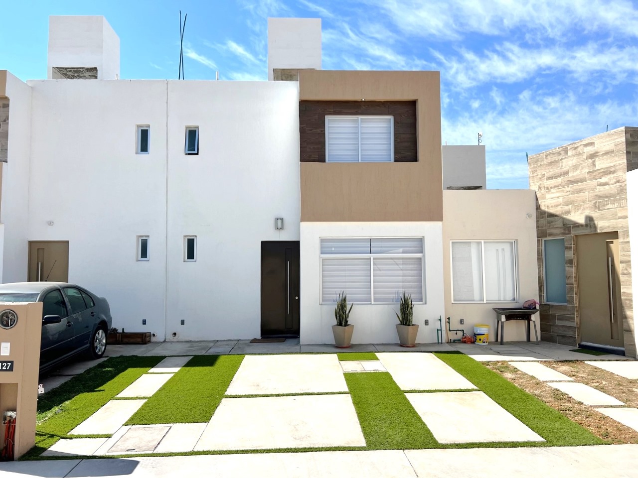 Fachada frontal de casa modelo MALBEC 2R en Pozo de Luna, Pozos, SLP (2 recámaras, patio y 2 cocheras)