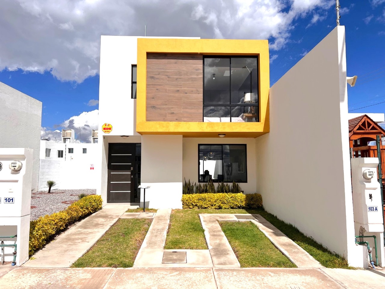 6 Fachada de casa modelo Habita en Fracc. Provenza, Pozos, San Luis Potosí — 3 recámaras, 2 pisos, patio