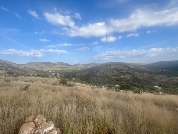 Vista aérea del terreno de 10,200 m² en Los Hernández, Mexquitic, SLP, con ojo de agua y acceso por carretera Zacatecas–SLP.