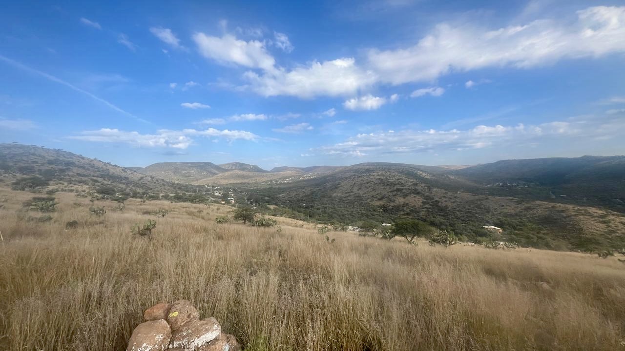 Vista aérea del terreno de 10,200 m² en Los Hernández, Mexquitic, SLP, con ojo de agua y acceso por carretera Zacatecas–SLP.