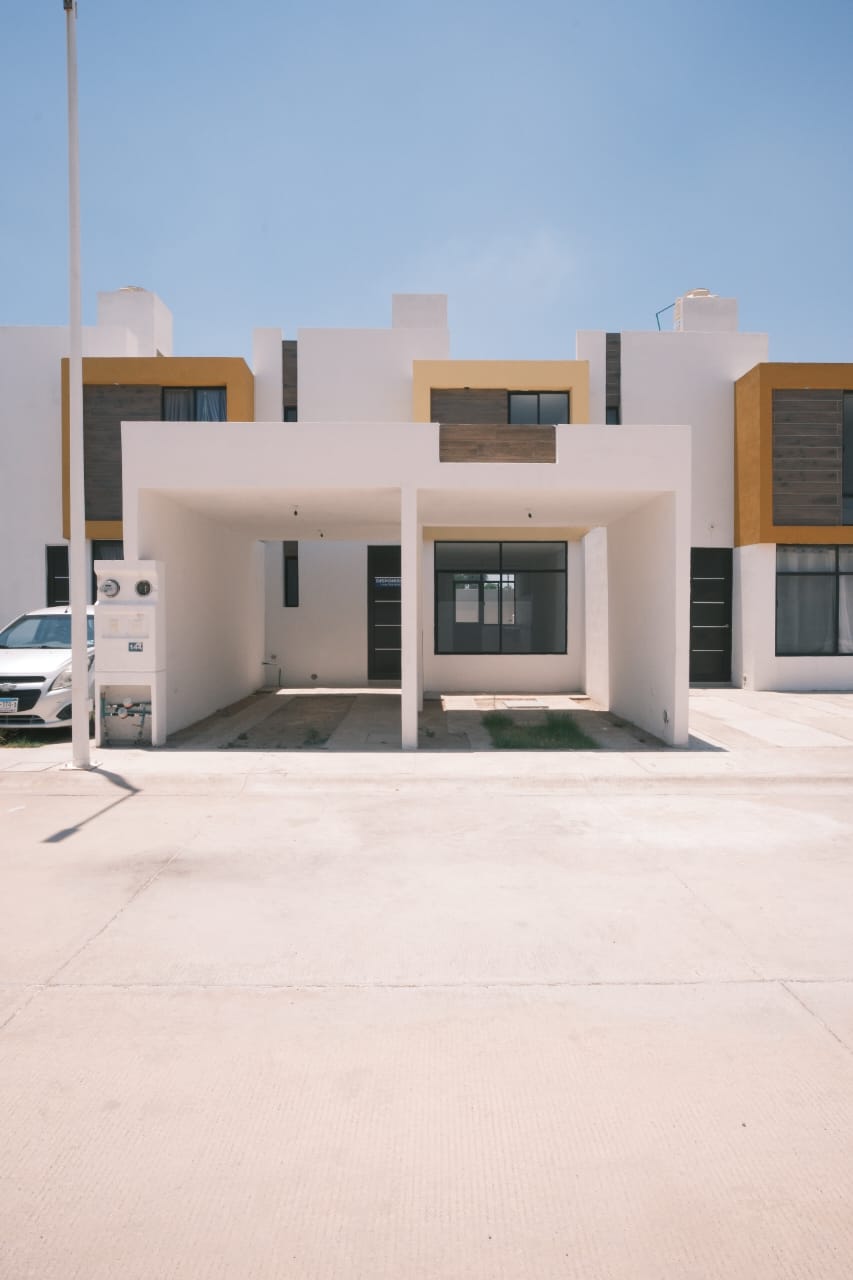Fachada frontal de la casa modelo Terrace en Fracc. Provenza, Pozos, San Luis Potosí — 3 recámaras, 2 baños.