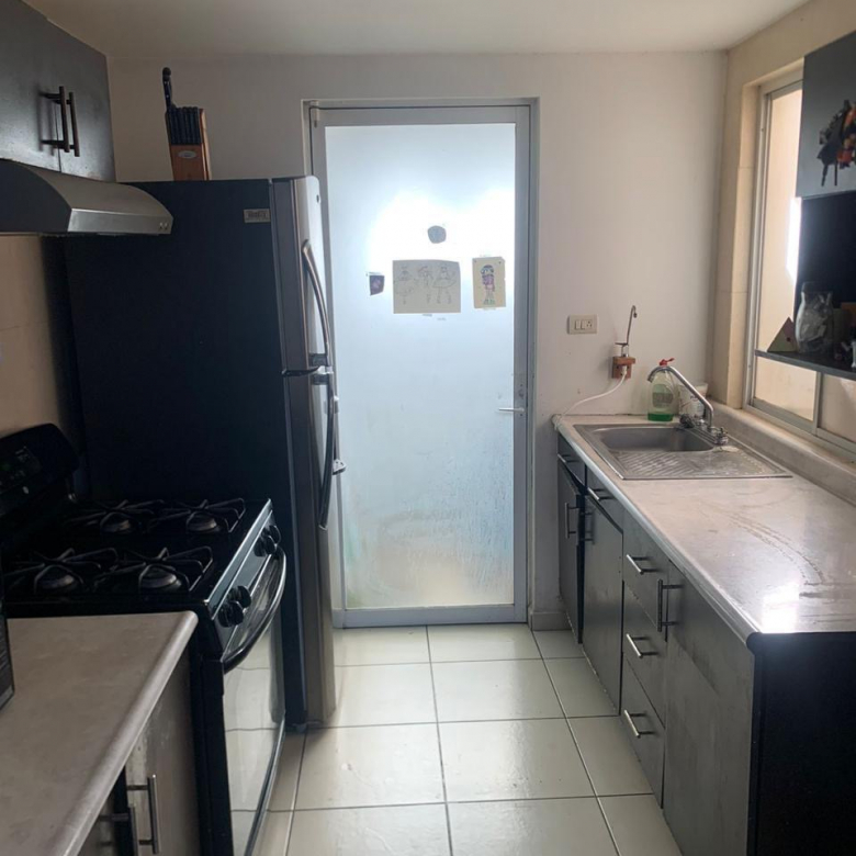 Casa en venta en Colonia Villa Verde, San Luis Potosí - Fachada principal con cochera para 2 autos y acabados modernos.