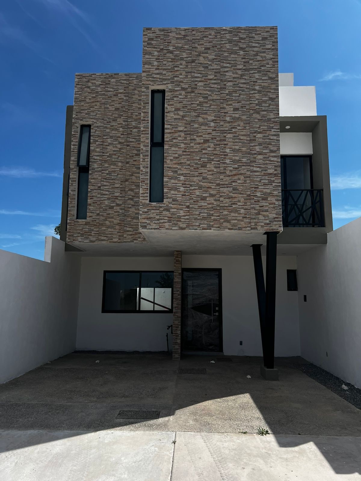 Casa en venta en Residencial Encino, Pozos SLP | $3,300,000 Fachada de casa de 3 niveles en Residencial Encino, Pozos SLP; cochera para 2 autos, jardín y roof garden con asador.