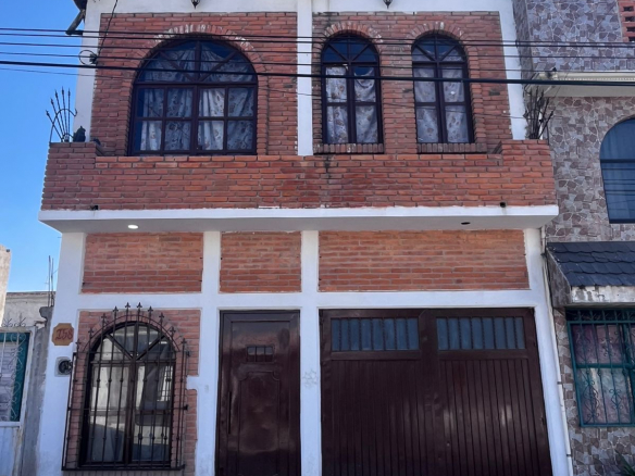 Fachada de casa amplia en Colonia María Cecilia, San Luis Potosí — 2 recámaras, balcón, 2 baños completos y medio baño, terreno 90 m². Casa en Venta