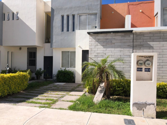 Fachada de casa en privada frente a áreas verdes en Privada Bosques, Villa de Pozos, San Luis Potosí.