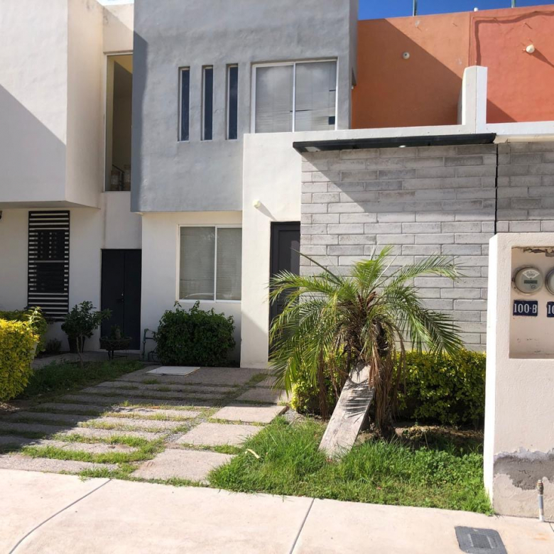Fachada de casa en privada frente a áreas verdes en Privada Bosques, Villa de Pozos, San Luis Potosí.