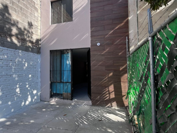 Fachada de casa en Col. Esmeralda con patio amplio