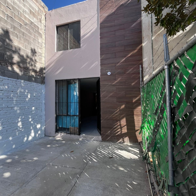 Fachada de casa en Col. Esmeralda con patio amplio