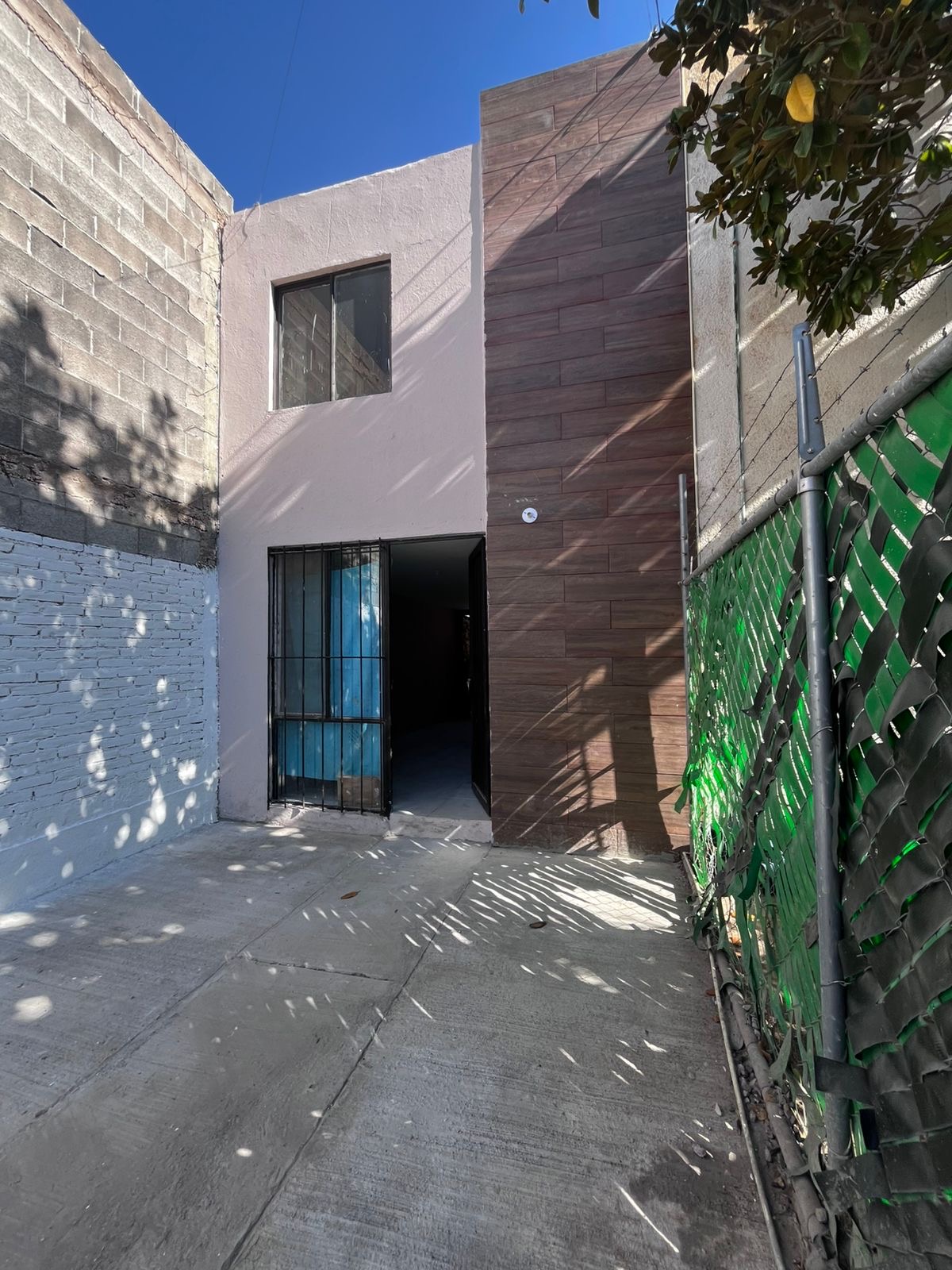 Fachada de casa en Col. Esmeralda con patio amplio