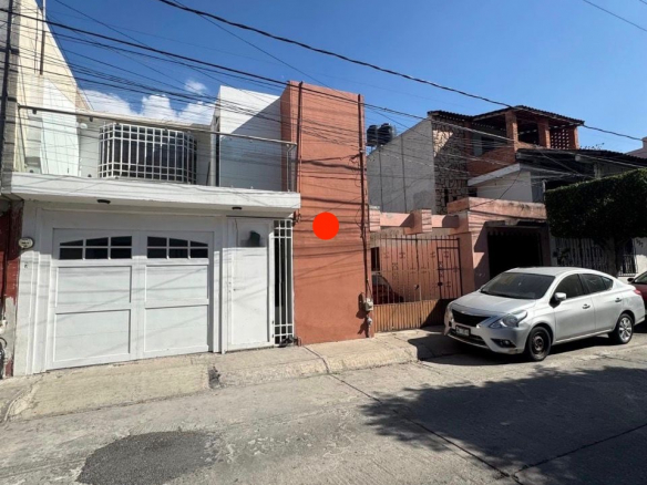 Fachada de casa en renta en Fraccionamiento Capricornio, San Luis Potosí, con portón eléctrico.