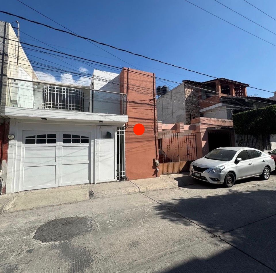 Fachada de casa en renta en Fraccionamiento Capricornio, San Luis Potosí, con portón eléctrico.