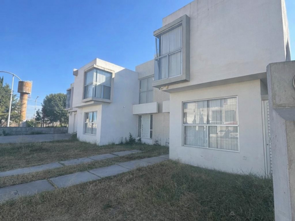 Fachada de casa moderna con cochera para dos autos en Privada Puerta Real, San Luis Potosí.