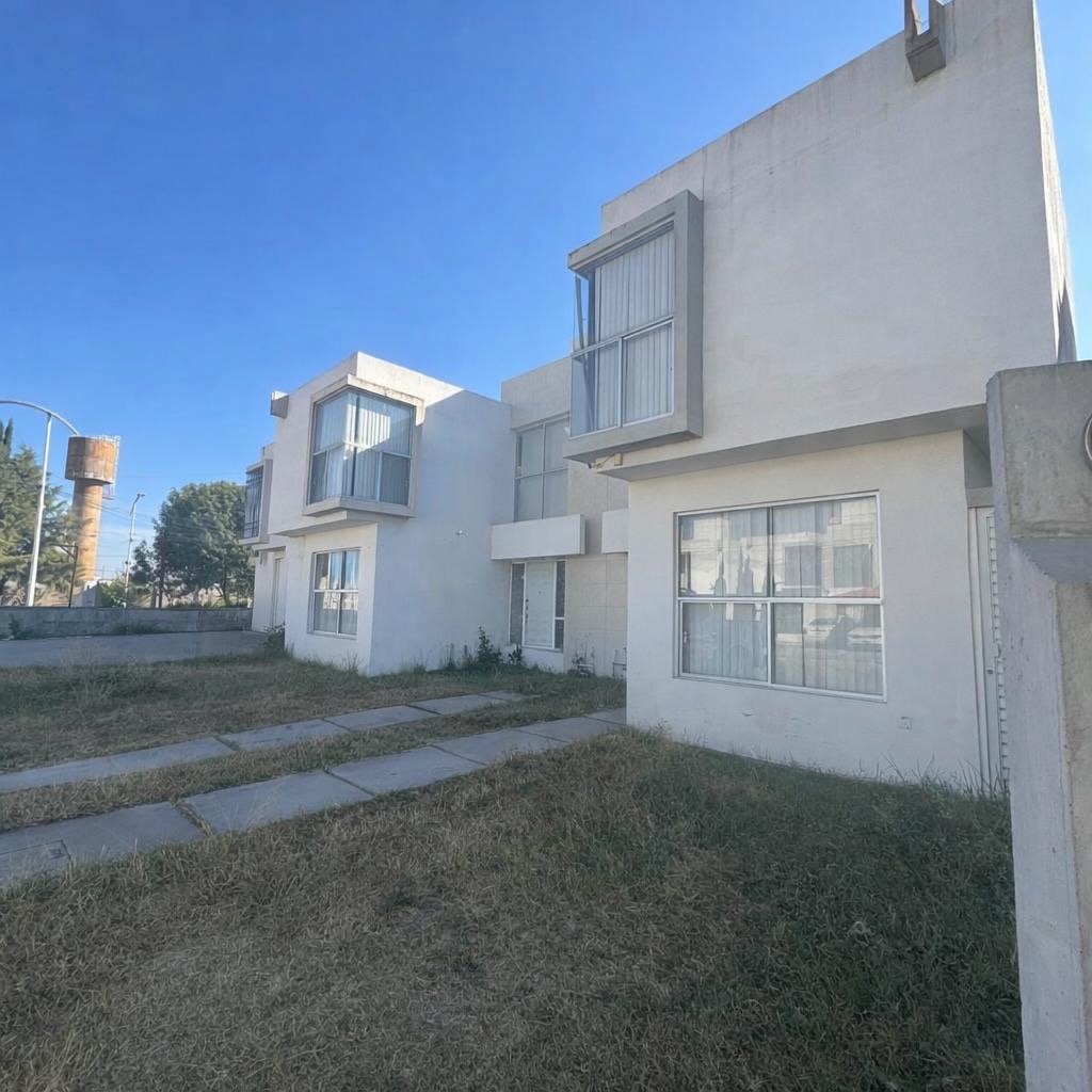 Fachada de casa moderna con cochera para dos autos en Privada Puerta Real, San Luis Potosí.